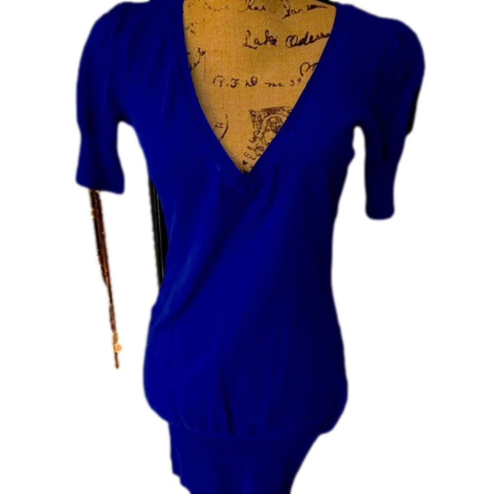 Take Out Blue Tunic 1/4 Sleeve Deep V-Neck Small Tag Hole at Neckline Size L